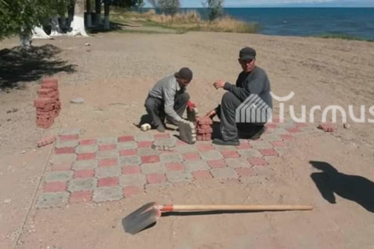 В Балыкчы идет благоустройство пляжной зоны к летнему сезону