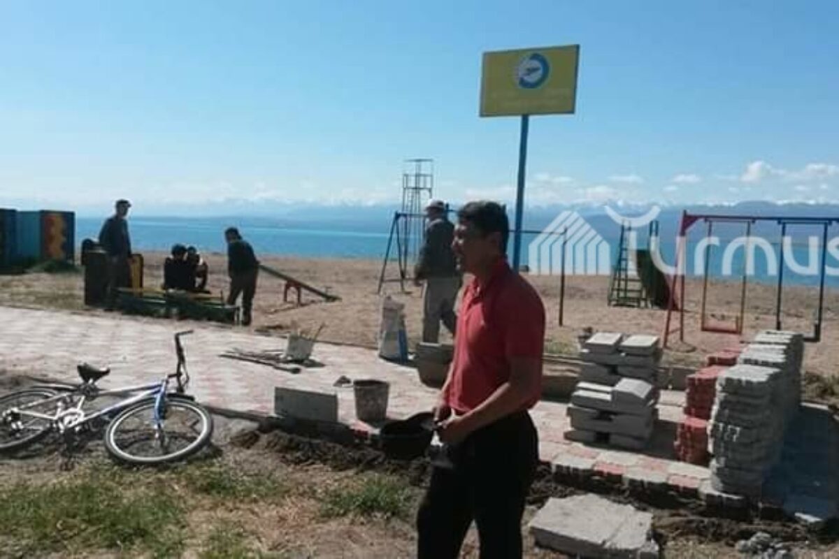 В Балыкчы идет благоустройство пляжной зоны к летнему сезону